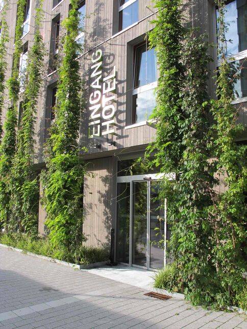 Vorbildlich begrünte Fassade um einen Hotel-Eingang. (Foto: Wassmann-Takigawa)